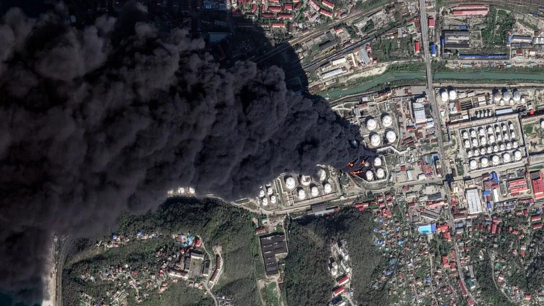 Simula pa noong Mayo, ang mga drone ay regular na umaatake sa mga Russian oil refineries.