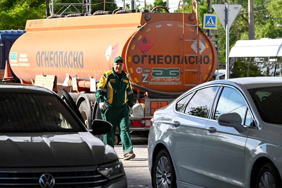 Bakit hindi pa natagpuan ng inangkat na gasolina ang mga mamimili? Opinyon ng mga eksperto ng "RG".